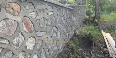 alucra-gazetesi-alucra-haberleri-giresun-haberleri-alucra-ilce-mezarlik-duvarlari-onariliyor