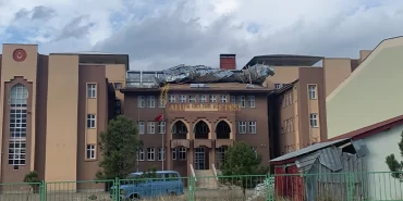 alucra-gazetesi-alucra-haberleri-giresun-haberleri-alucrada-siddetli-ruzgar-catilari-ucurdu
