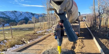 alucra-gazetesi-alucra-haberleri-giresun-haberleri-alucrada-koy-yollari-betonlaniyor