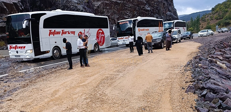 ALUCRA-ŞEBİNKARASİHAR YOLU YİNE ULAŞIMA KAPANDI Alucra, Alucra Gazetesi, Alucra Haberleri alucra sebinkarahisar yolu yine ulasima kapandi 4 Alucra, Alucra Gazetesi, Alucra Haberleri