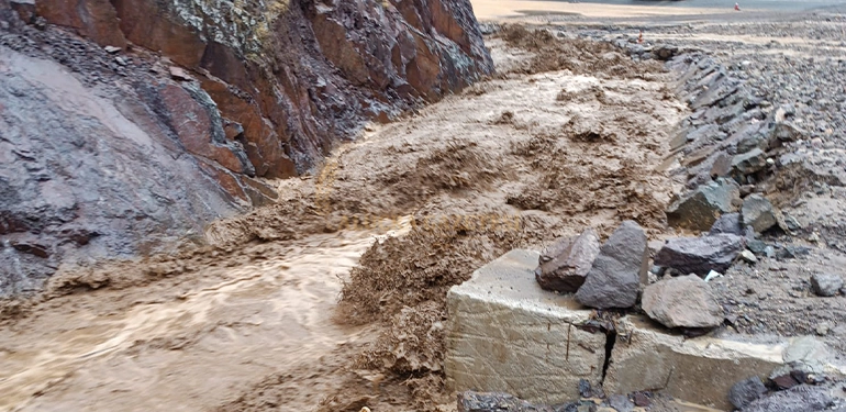 ALUCRA-ŞEBİNKARASİHAR YOLU YİNE ULAŞIMA KAPANDI Alucra, Alucra Gazetesi, Alucra Haberleri alucra sebinkarahisar yolu yine ulasima kapandi 5 Alucra, Alucra Gazetesi, Alucra Haberleri