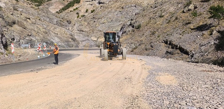 KAYMAKAM EJDER ŞAHİN YOL ÇALIŞMALARINI İNCELEDİ Alucra, Alucra Gazetesi, Alucra Haberleri kaymakam ejder sahin yol calismalarini inceledi 3 Alucra, Alucra Gazetesi, Alucra Haberleri