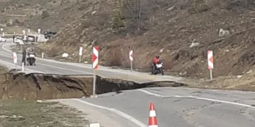 kelkitte-heyelan-oldu-yol-ikiye-bolundu