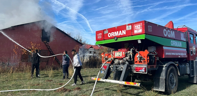 aktepe-koyunde-bacadan-cikan-yangin-korkuttu