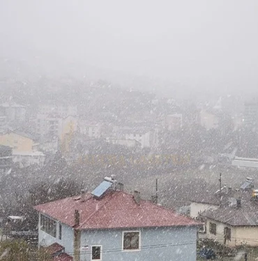 alucra-merkezde-mevsimin-kari-yagdi