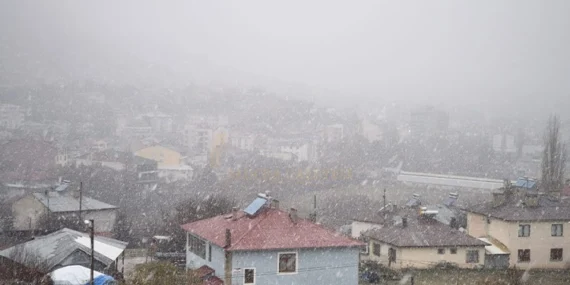 alucra-merkezde-mevsimin-kari-yagdi