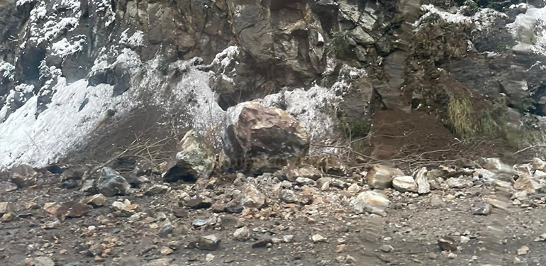 alucra giresun yoluna kaya dustu yol kapandi 3 Alucra, Alucra Gazetesi, Alucra Haberleri