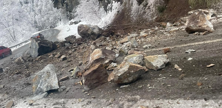 alucra giresun yoluna kaya dustu yol kapandi 4 Alucra, Alucra Gazetesi, Alucra Haberleri