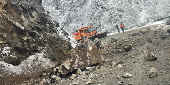 alucra-giresun-yoluna-kaya-dustu-yol-kapandi