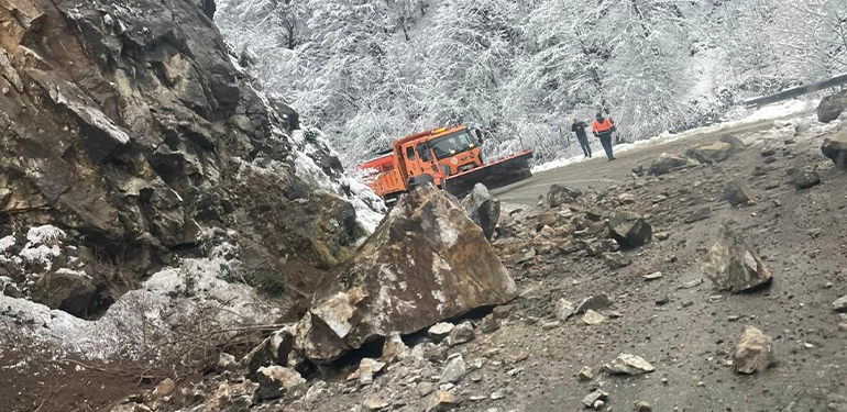alucra-giresun-yoluna-kaya-dustu-yol-kapandi