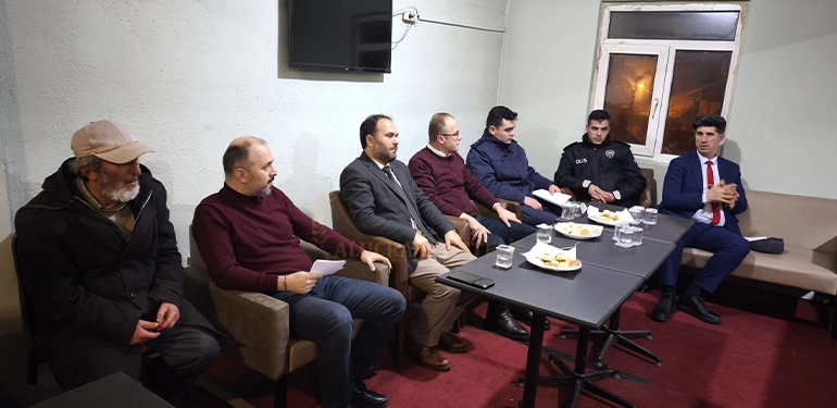 ALUCRA 'DA KAHVEHANE SOHBETLERİ BİLİNÇLENDİRİYOR Alucra, Alucra Gazetesi, Alucra Haberleri alucrada kahvehane sohbetleri bilinclendiriyor 2 Alucra, Alucra Gazetesi, Alucra Haberleri