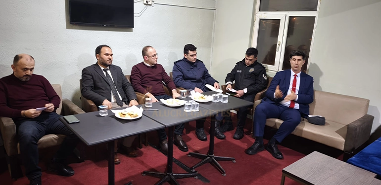 ALUCRA 'DA KAHVEHANE SOHBETLERİ BİLİNÇLENDİRİYOR Alucra, Alucra Gazetesi, Alucra Haberleri alucrada kahvehane sohbetleri bilinclendiriyor 3 Alucra, Alucra Gazetesi, Alucra Haberleri