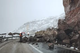 alucra-sebinkarahisar-yolunda-heyelan