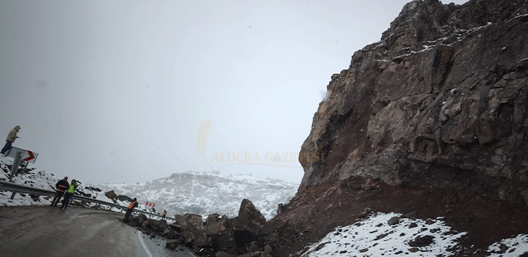 ALUCRA - ŞEBİNKARAHİSAR YOLUNDA HEYELAN YOLU KAPADI Alucra, Alucra Gazetesi, Alucra Haberleri alucra sebinkarahisar yolunda heyelan 3 Alucra, Alucra Gazetesi, Alucra Haberleri