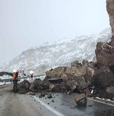 alucra-sebinkarahisar-yolunda-heyelan