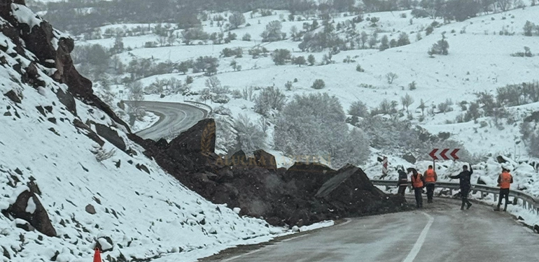 ALUCRA - ŞEBİNKARAHİSAR YOLUNDA HEYELAN YOLU KAPADI Alucra, Alucra Gazetesi, Alucra Haberleri alucra sebinkarahisar yolunda heyelan 4 Alucra, Alucra Gazetesi, Alucra Haberleri