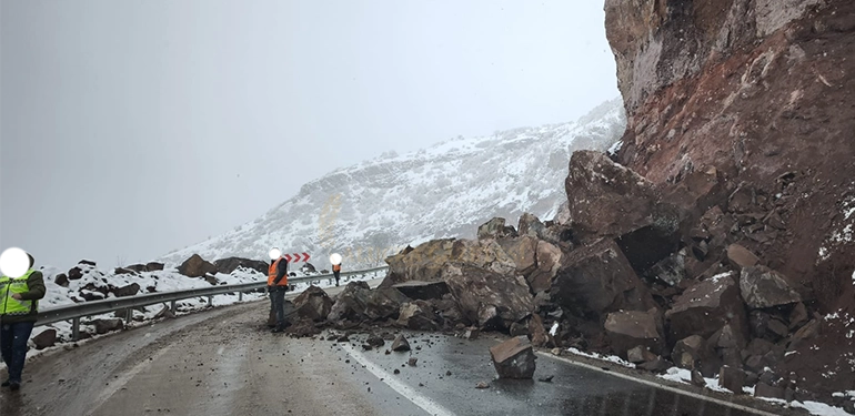 alucra-sebinkarahisar-yolunda-heyelan